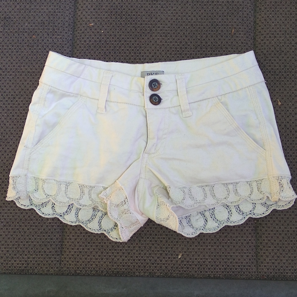 Buckle Bke Cream Khaki Lace Trim Shorts 00/23